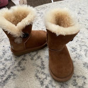 Toddler Uggs, size 6 toddler, Tan bailey button, good condition.